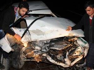OTOMOBİL KÖPRÜ ÜZERİNDEKİ BARİYERE ÇARPTI: 3 YARALI