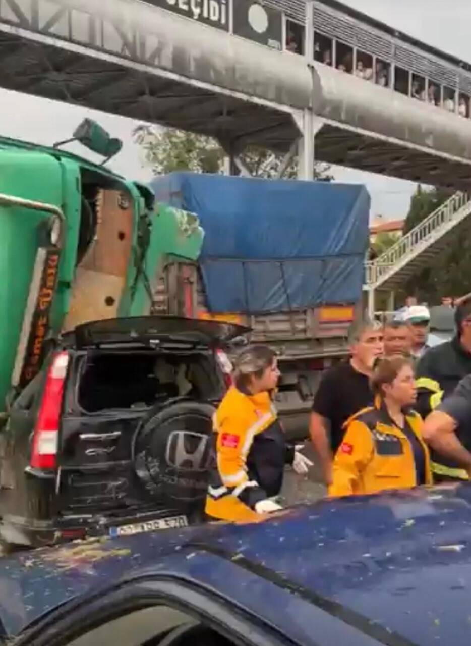 9 araçlı zincirleme kaza: 2 ölü, 12 yaralı