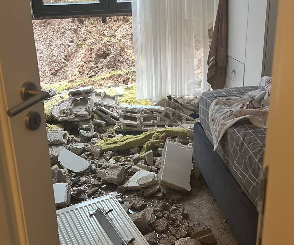 İstinat duvarı çöktü: 48 daireli bina boşaltıldı