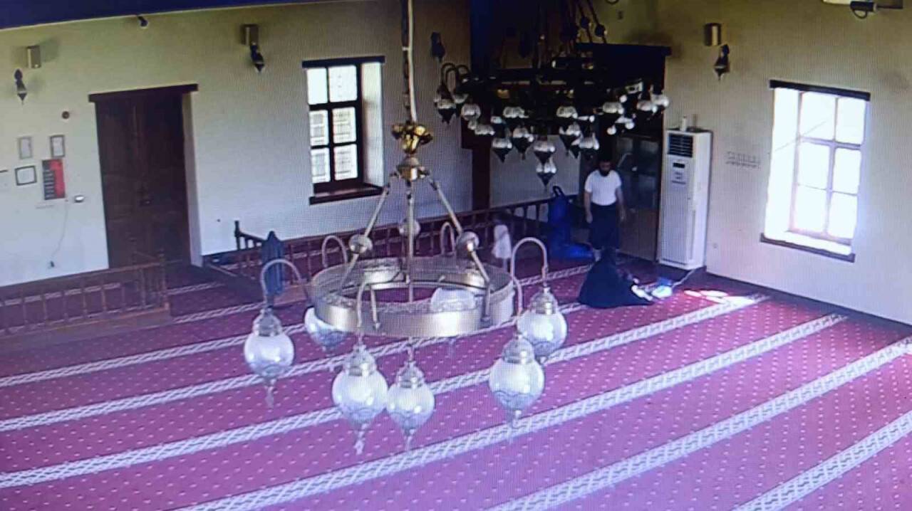 Camiye sığındı kullandığı elektriğin parasını bıraktı
