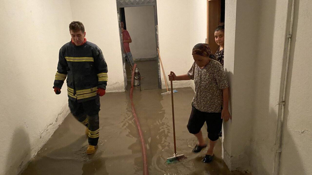 Konya'nın ilçesinde yağış sele neden oldu, evleri su bastı