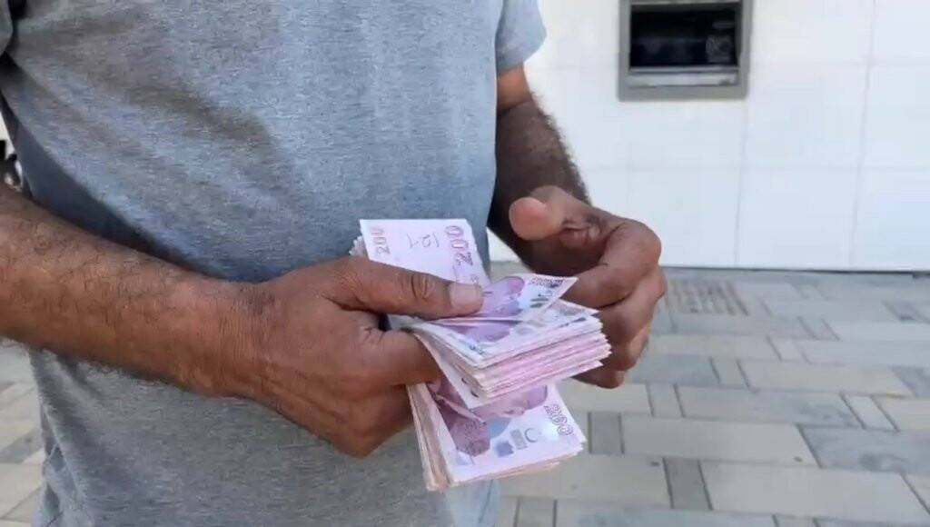 ‘İnsanlık ölmemiş’ dedirten davranış: Tomar tomar para buldu...
