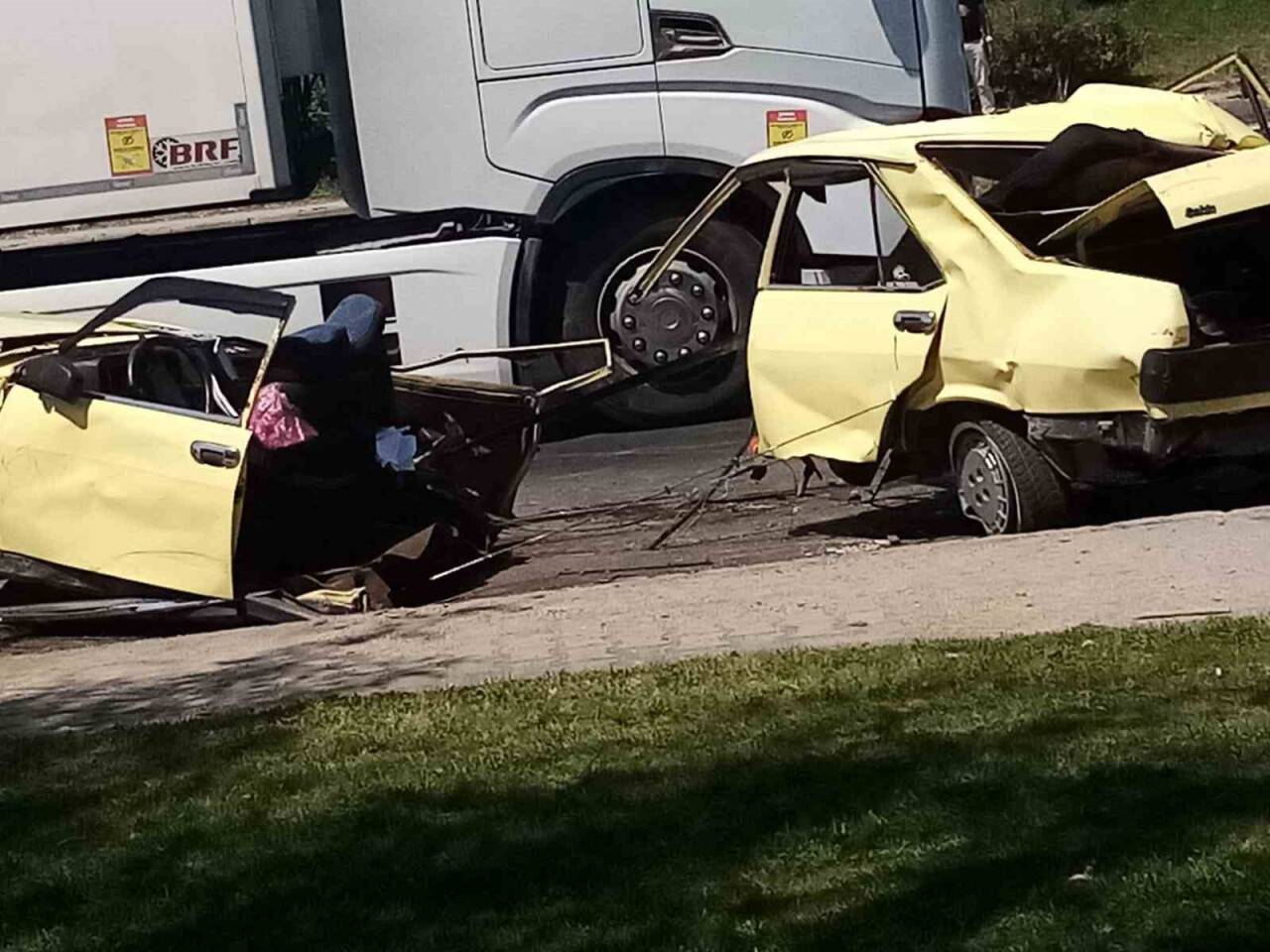 Otomobil ortadan ikiye bölündü: 1 ölü, 1’i ağır 3 yaralı