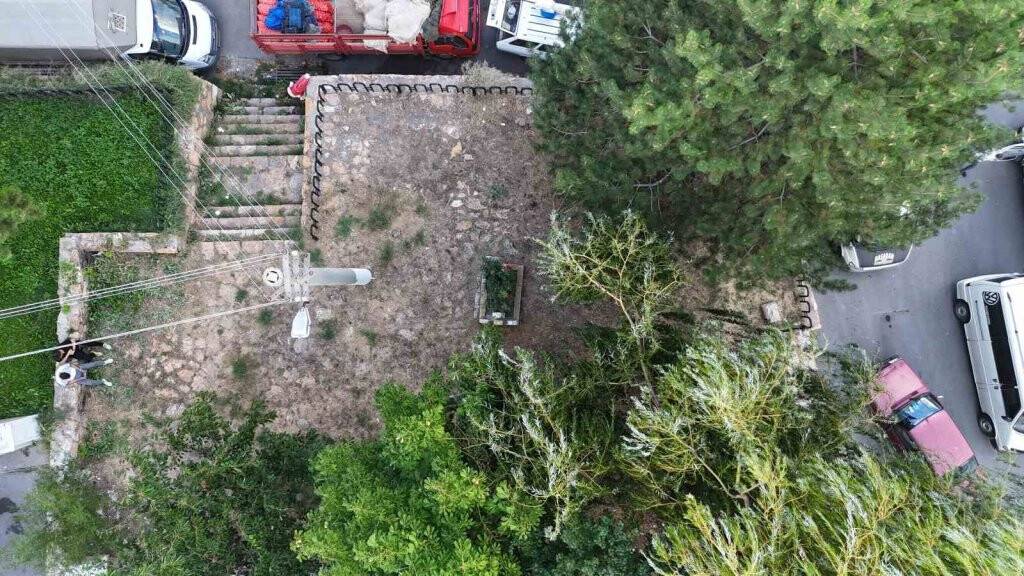 Şehir merkezinde görenleri şaşırtıyor! Cadde ortasında mezar