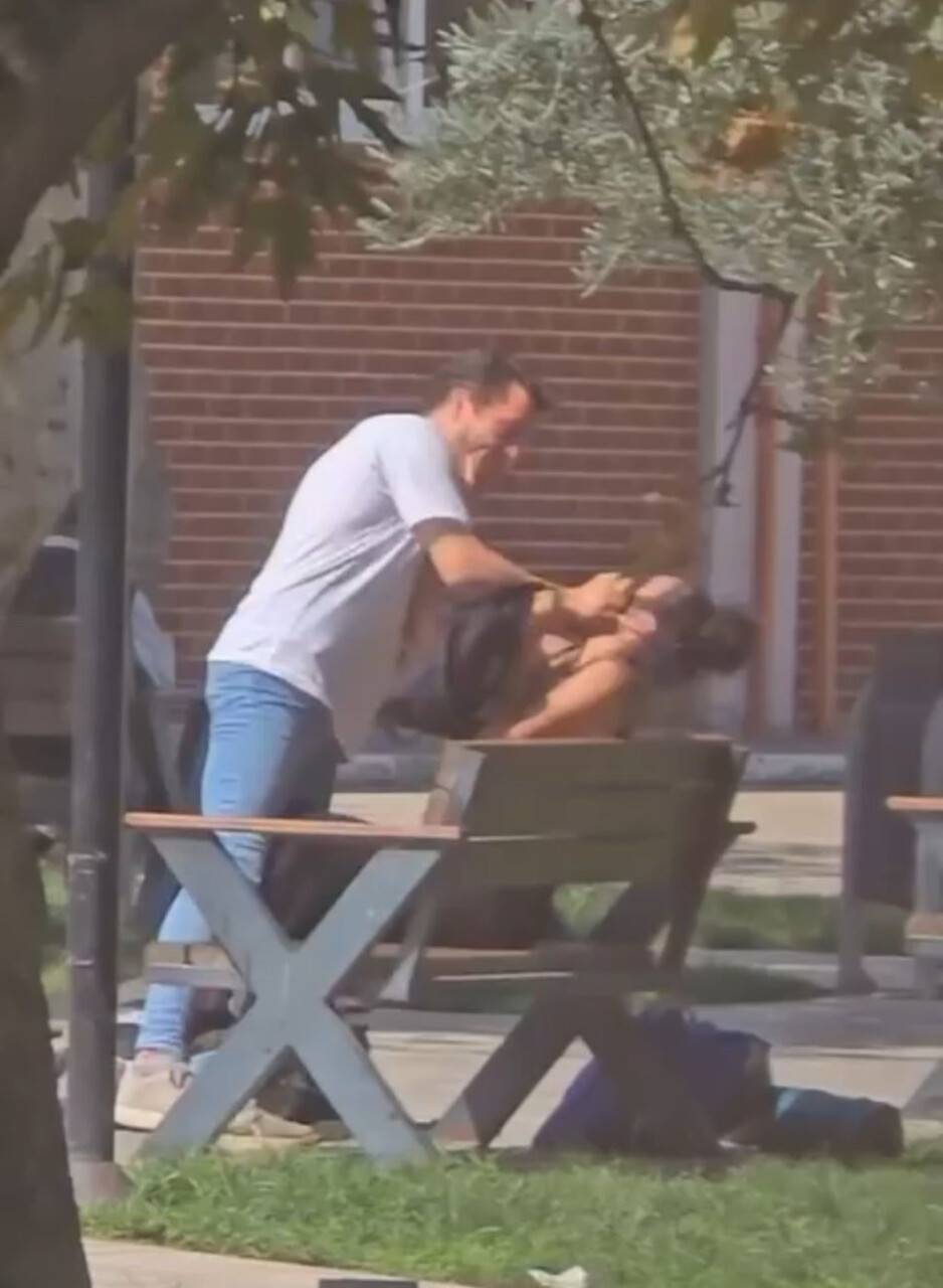 Kız arkadaşını herkesin gözü önünde böyle darp etti!