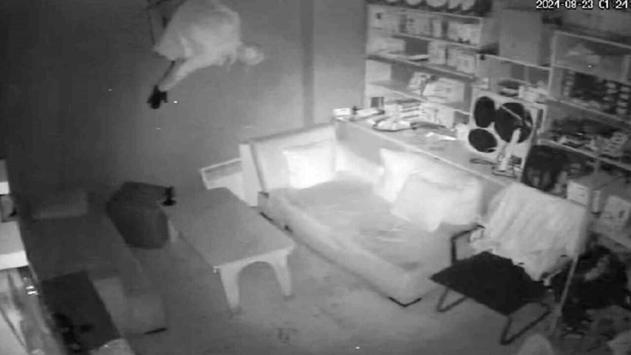 Havalandırma camından girerek 22 telefon çaldı