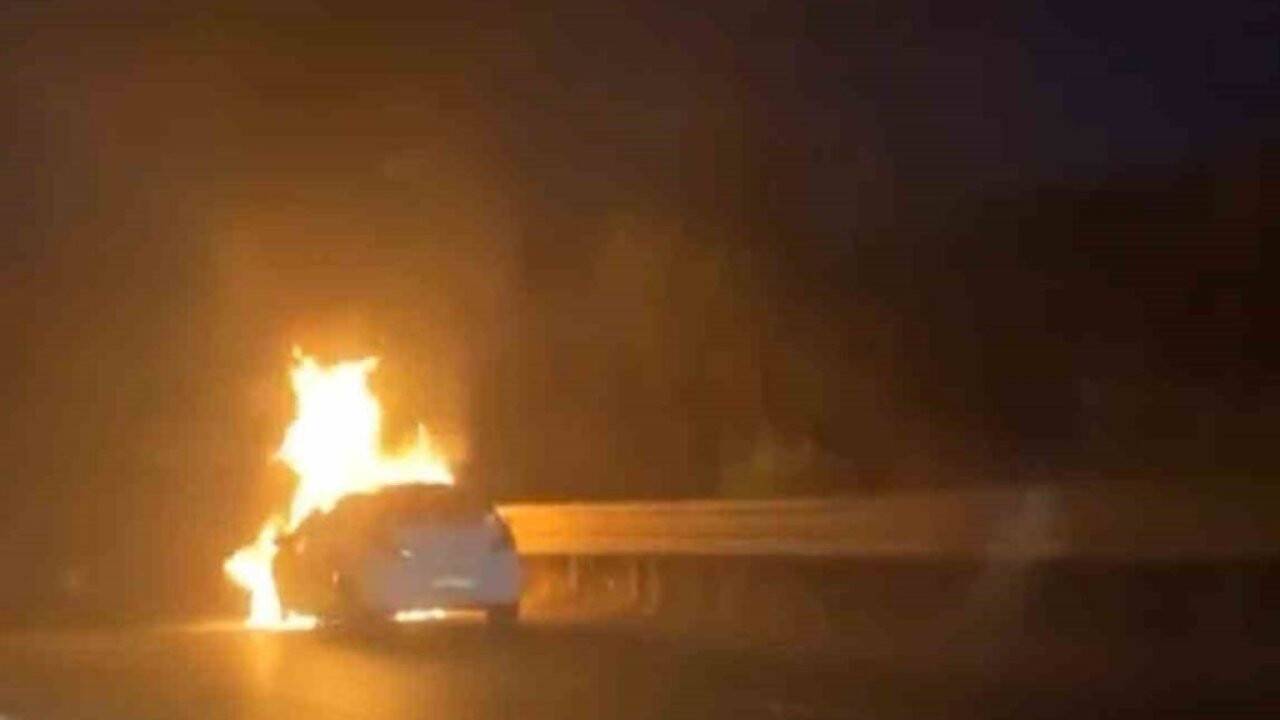 Seyir halindeki araç alev aldı