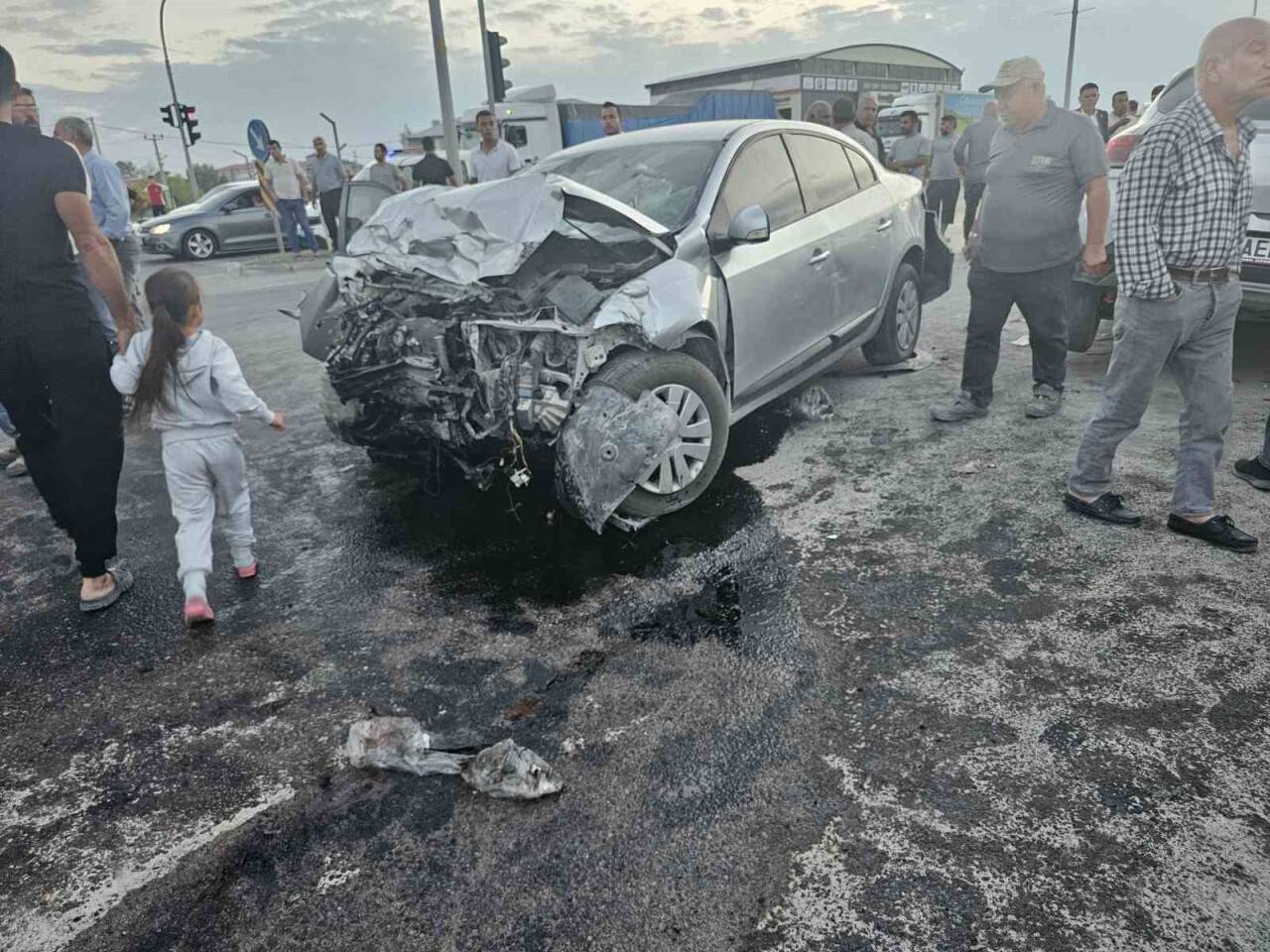 Aksaray’da kaza: Otomobiller hurdaya döndü! 4 yaralı
