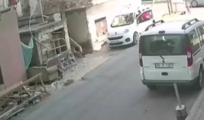 Hafif ticari aracın üzerine balkon çöktü