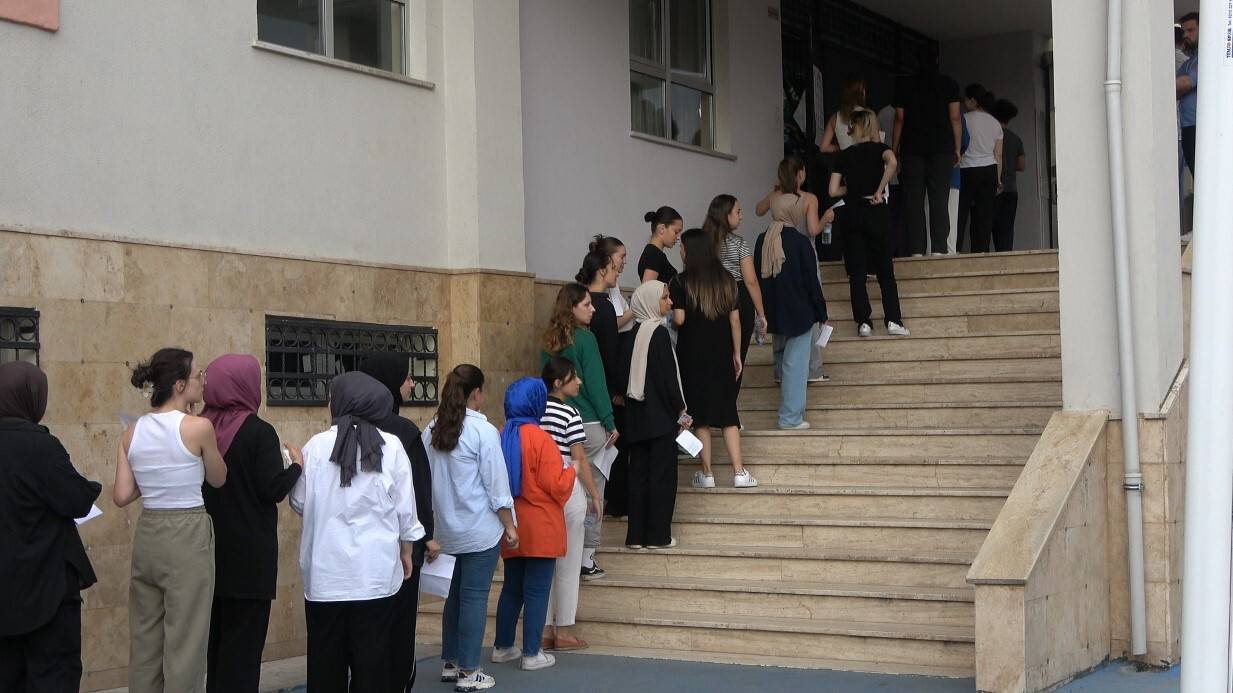 KPSS ön lisans oturumu sona erdi: Geç kalanlar yine kapıdan döndü
