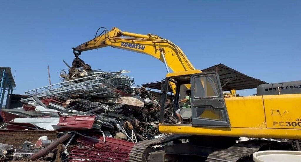 7 yaşındaki çocuk iş makinelerı kullanıyor