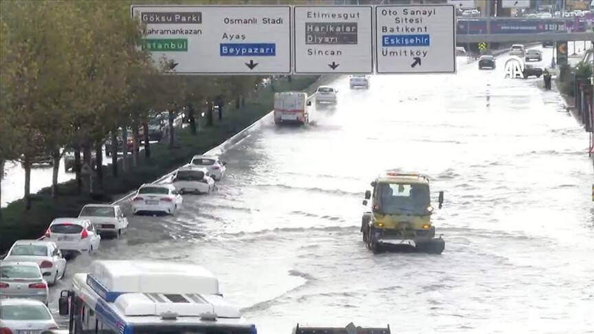 Ankara’da sağanak hayatı olumsuz etkiledi