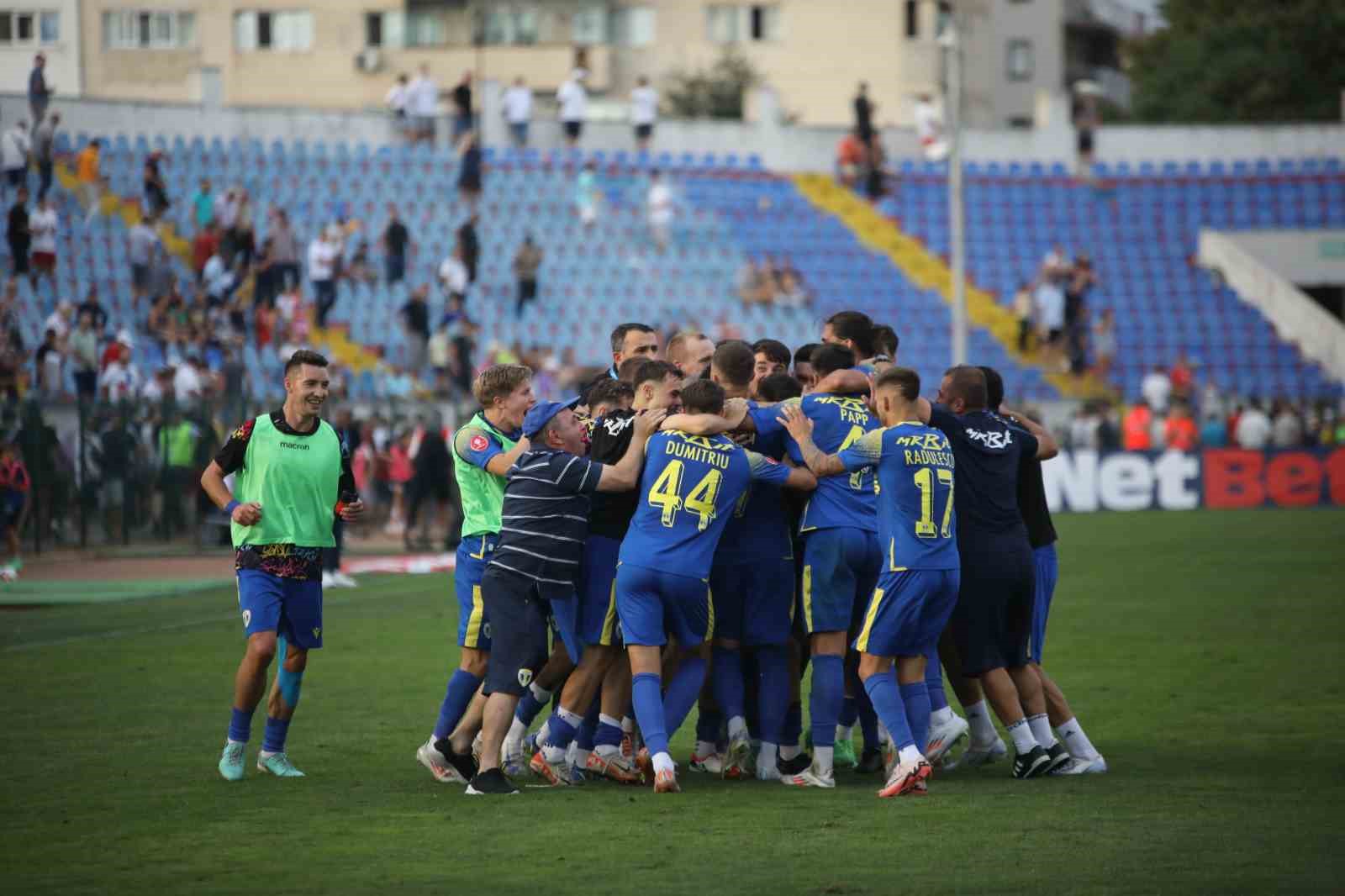 Mehmet Topal’ın çalıştırdığı takım Romanya'da şov yapıyor