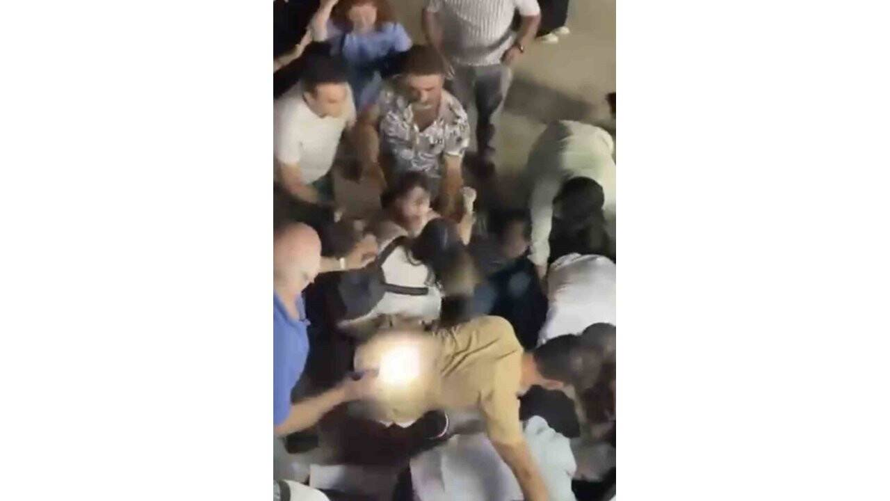 Bursa’da iskele ile gemi arasındaki boşluğu fark edemeyen kız çocuğu denize düştü... O anlar kamerada