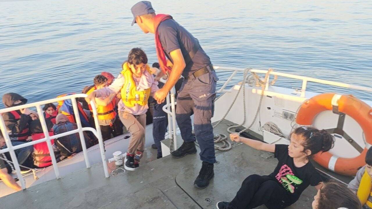 Yunanistan'ın ölüme ittiği göçmenleri Türk Sahil Güvenlik kurtardı