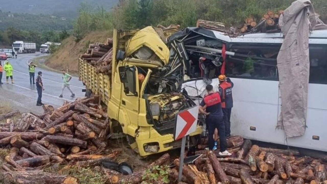 Zonguldak'ta feci kaza: 2 ölü, 23 yaralı