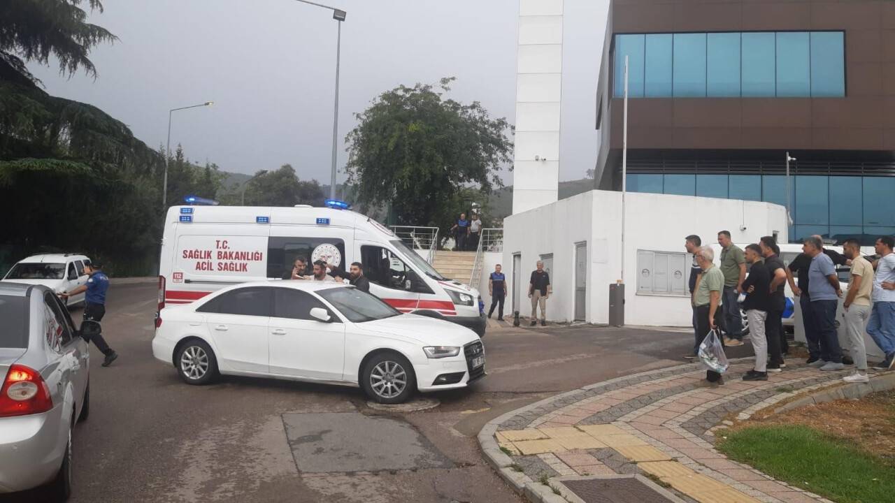 Camide uyuyan kişilerle tartışan müezzin 1 kişiyi tüfekle yaraladı