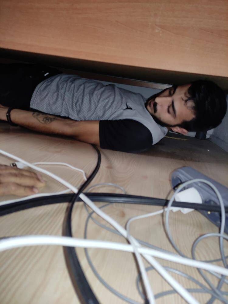 Aldığı nefes, şüpheliyi ranzanın altında yakalattı