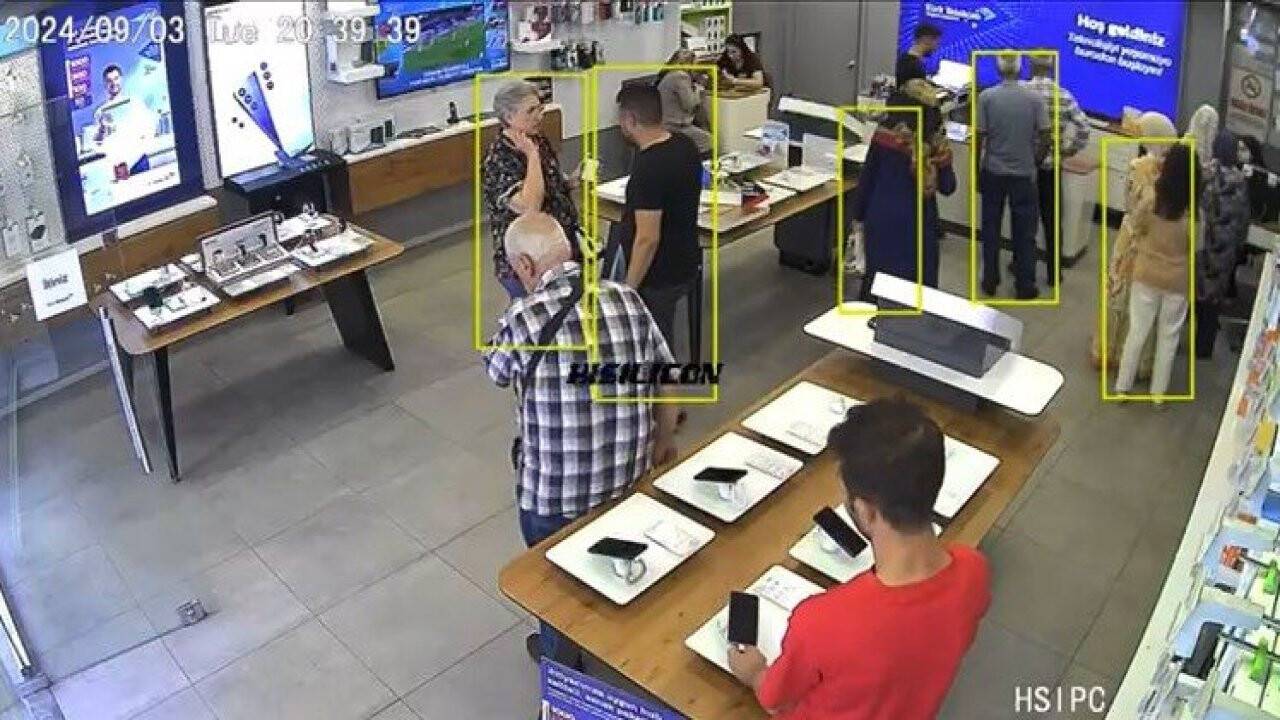 Önce cep telefonunu müşteri gibi inceledi, sonra şüphe uyandırmadan çaldı