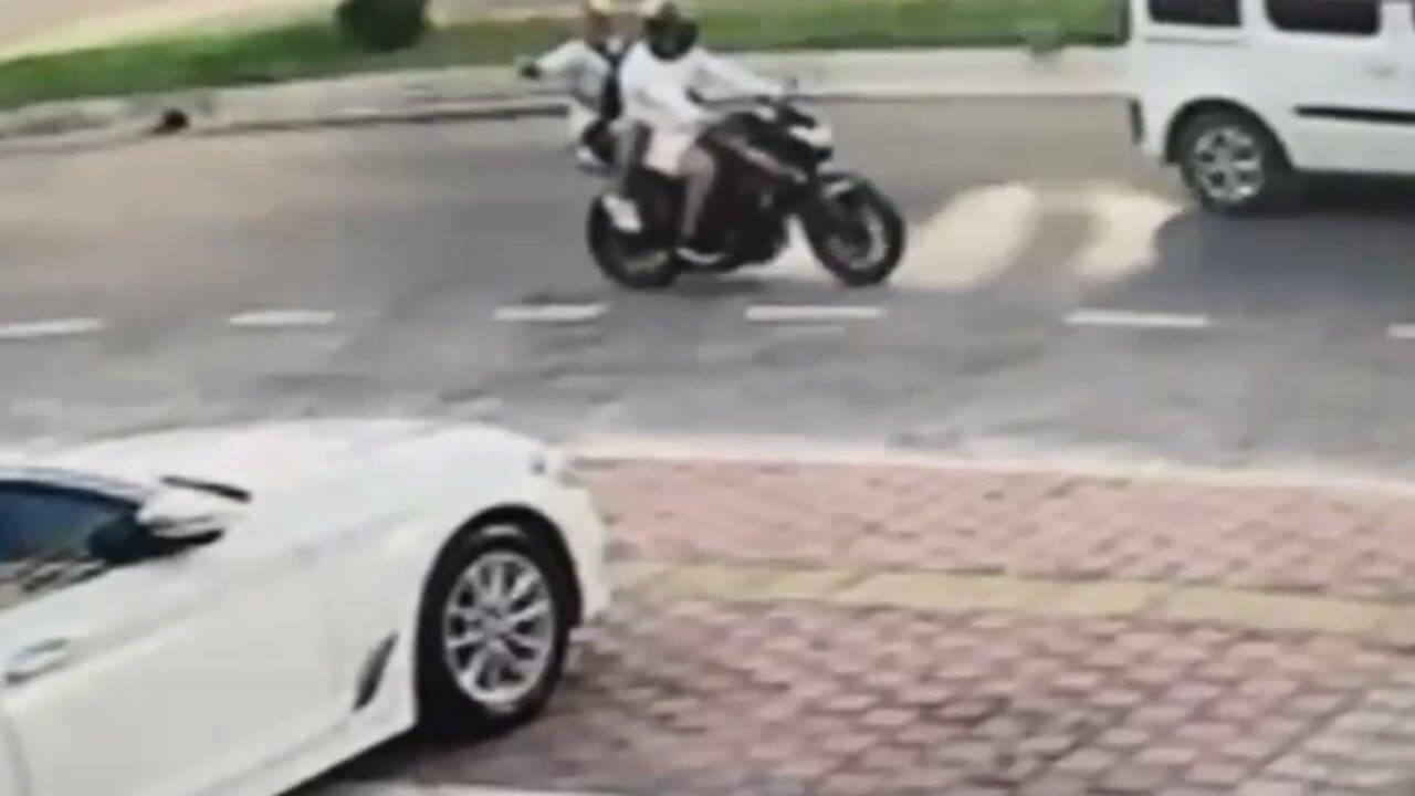 Kaskla kendilerini kamufle edip iş yerine kurşun yağdırdılar