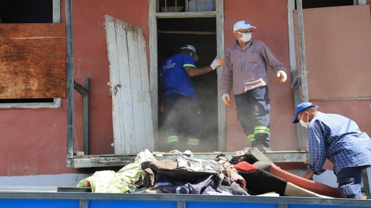 Uyuşturucu bağımlılarının 'çöp evi' belediye ekiplerince temizlendi