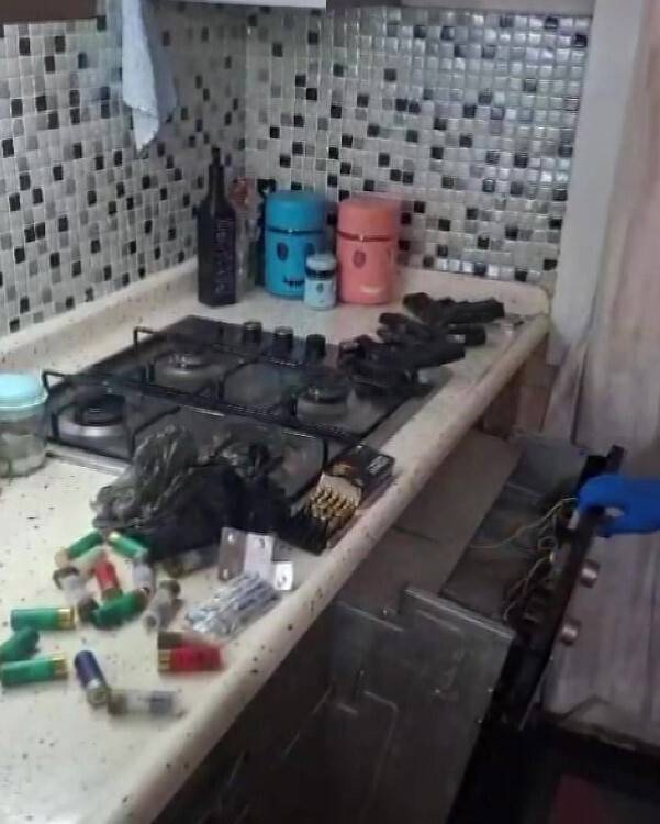 Ankastre fırının içerisinden ruhsatsız silahlar çıktı