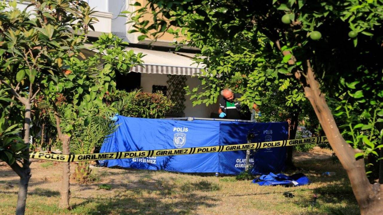 Annesinin gözleri önünde balkondan düşüp hayatını kaybetti