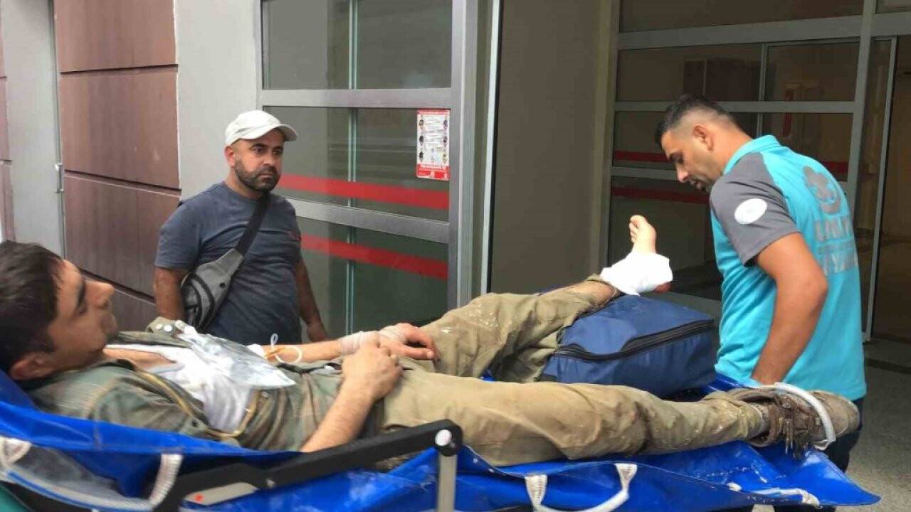 Motorlu testereyle odun yerine ayağını kesti!