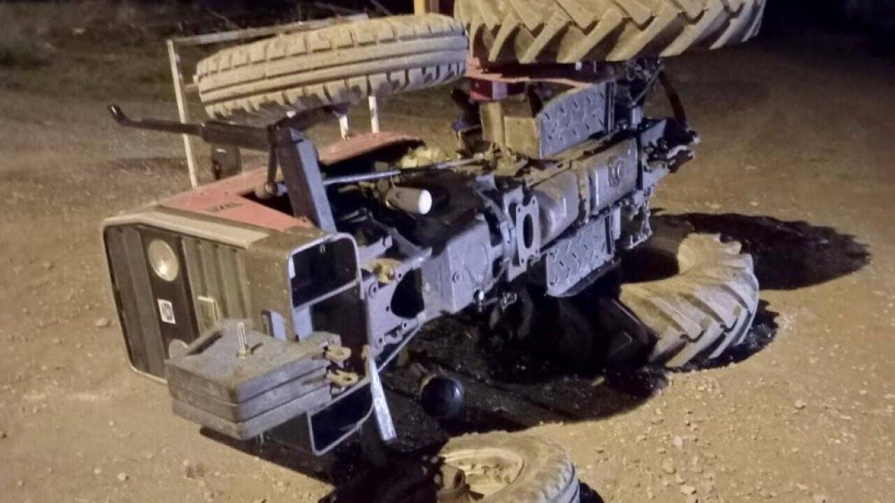 Traktör devrildi 1'i ağır 2 kişi yaralandı