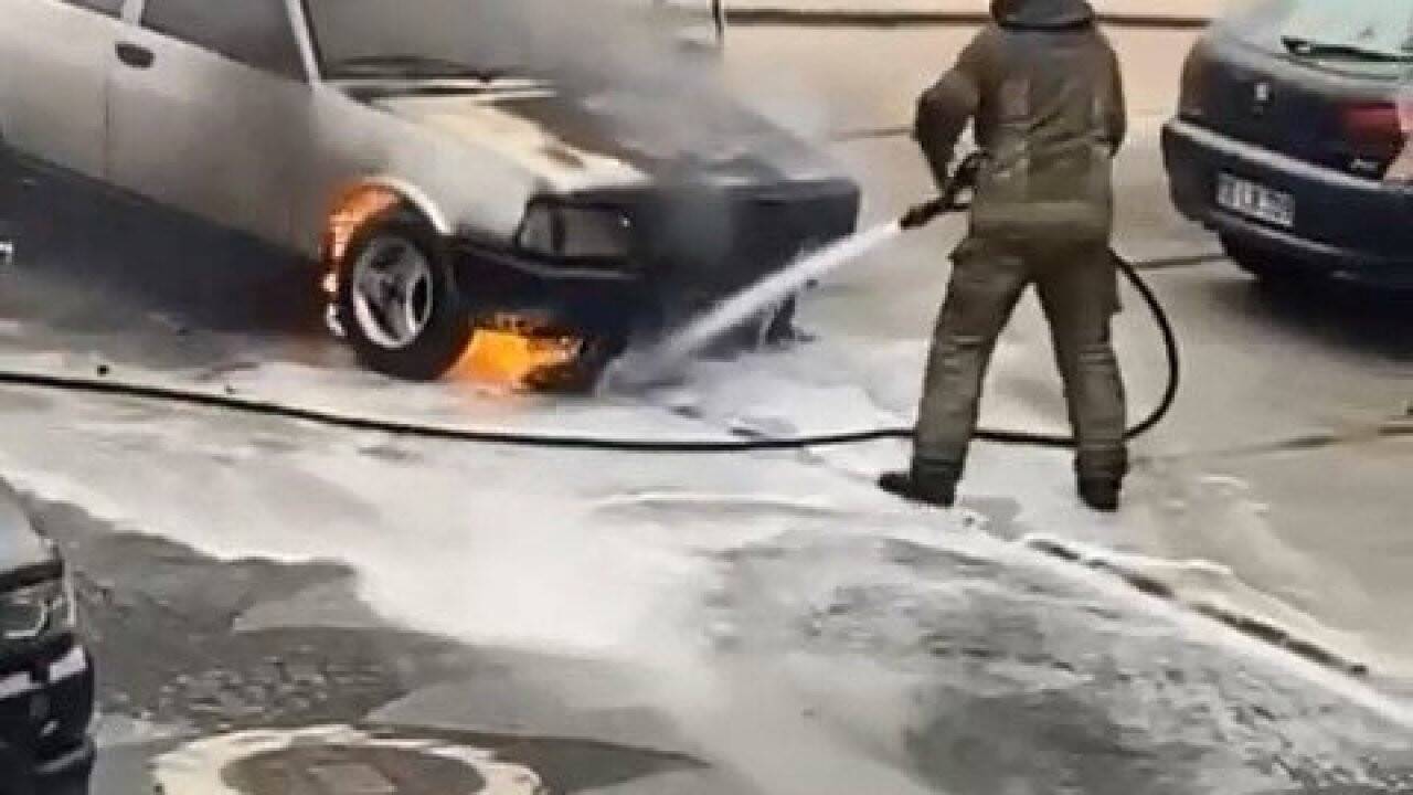 Tofaş otomobil alevlere teslim oldu, LPG tankı bomba gibi patladı (TIKLA&İZLE)