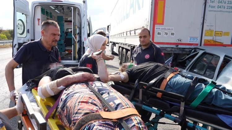 Tıra ok gibi saplanan otomobil hurdaya döndü: 4 yaralı