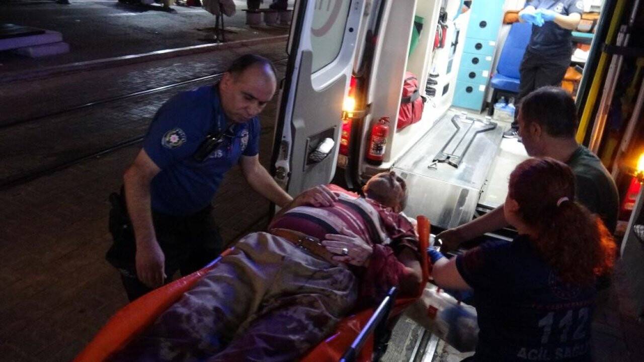 Çıkan arbedede elindeki silahla kendini yaraladı