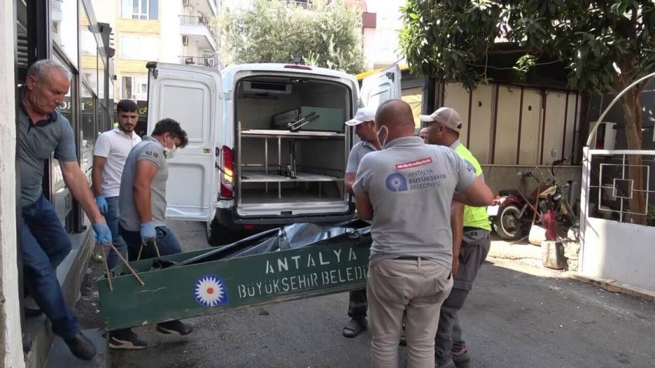 Aşçı çalıştığı mutfakta ölü bulundu