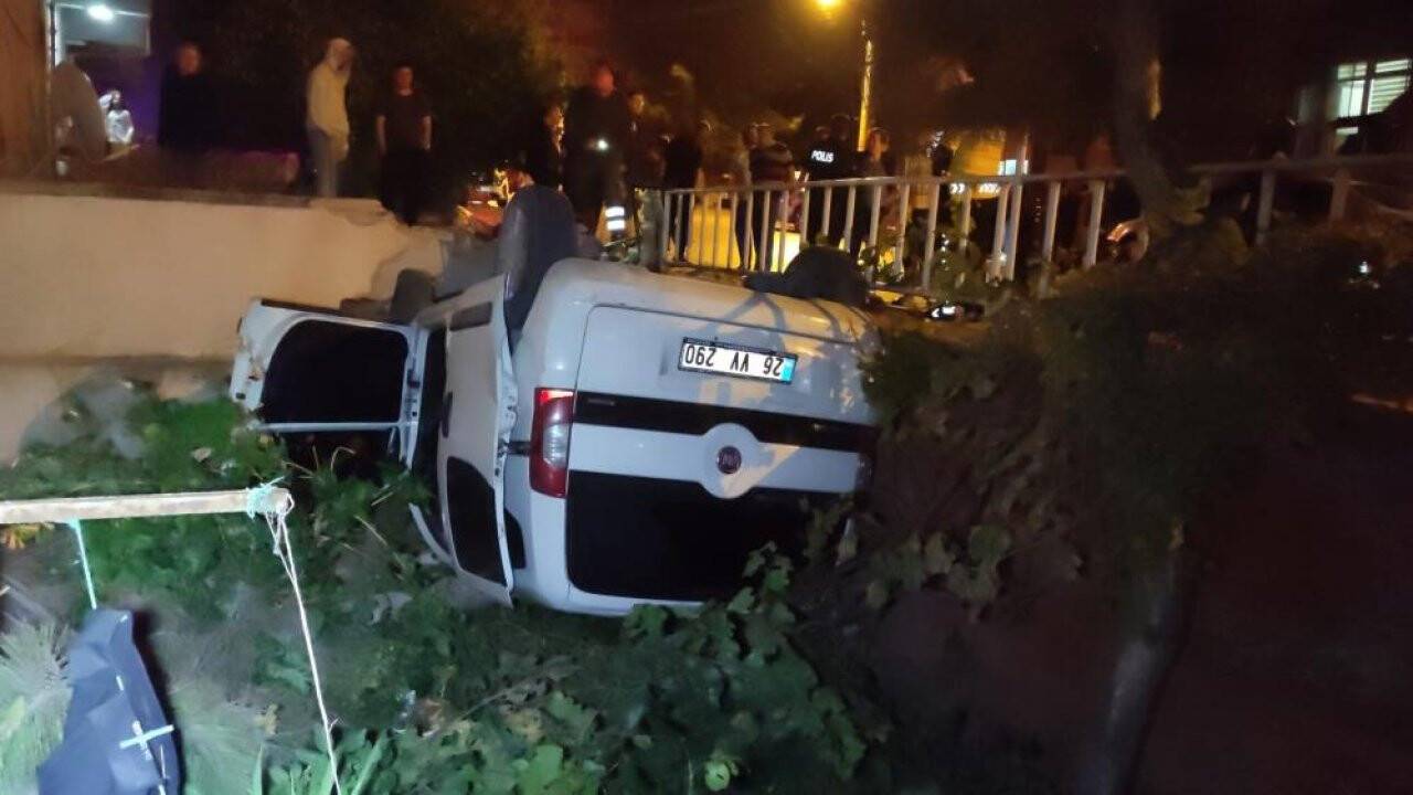 Alkollü sürücünün kontrolündeki otomobil apartmanın bahçesine uçtu