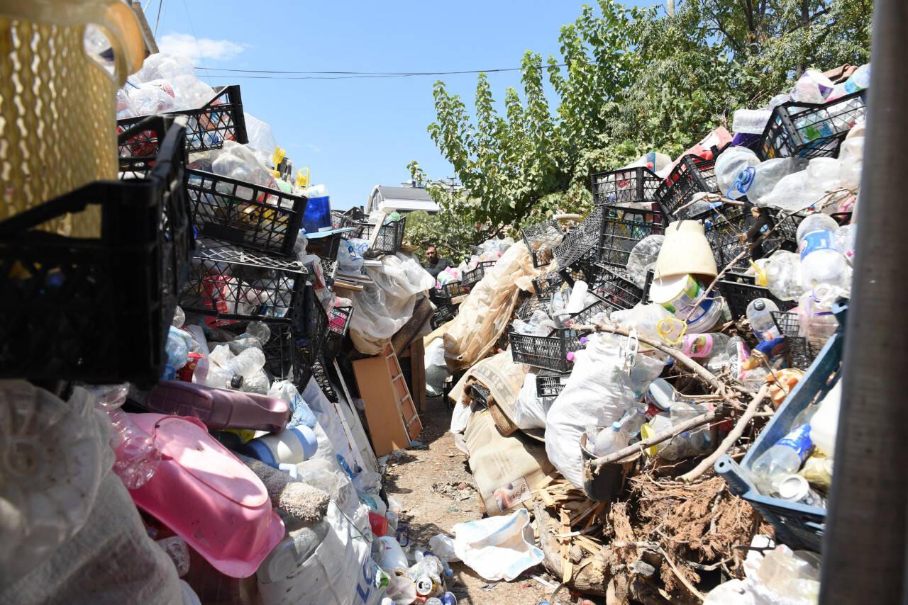 Bir evden tam 14 kamyon çöp çıkarıldı