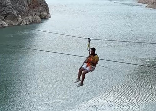 Fırat Nehri manzarasında ilginç show: Zipline yaparak klarnet çaldı (VİDEOLU)