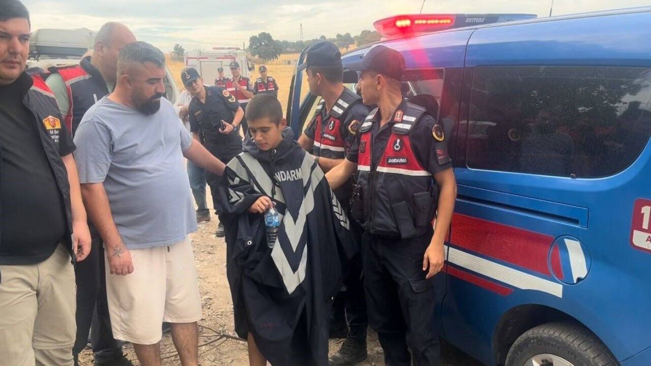 Kayıp çocuğu jandarma ağaçta uyurken buldu