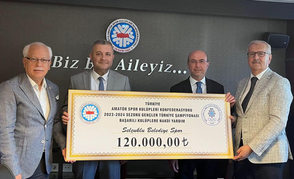 "Türkiye'nin en başarılı futbol kulübü" Selçuklu Belediyespor ödülünü aldı