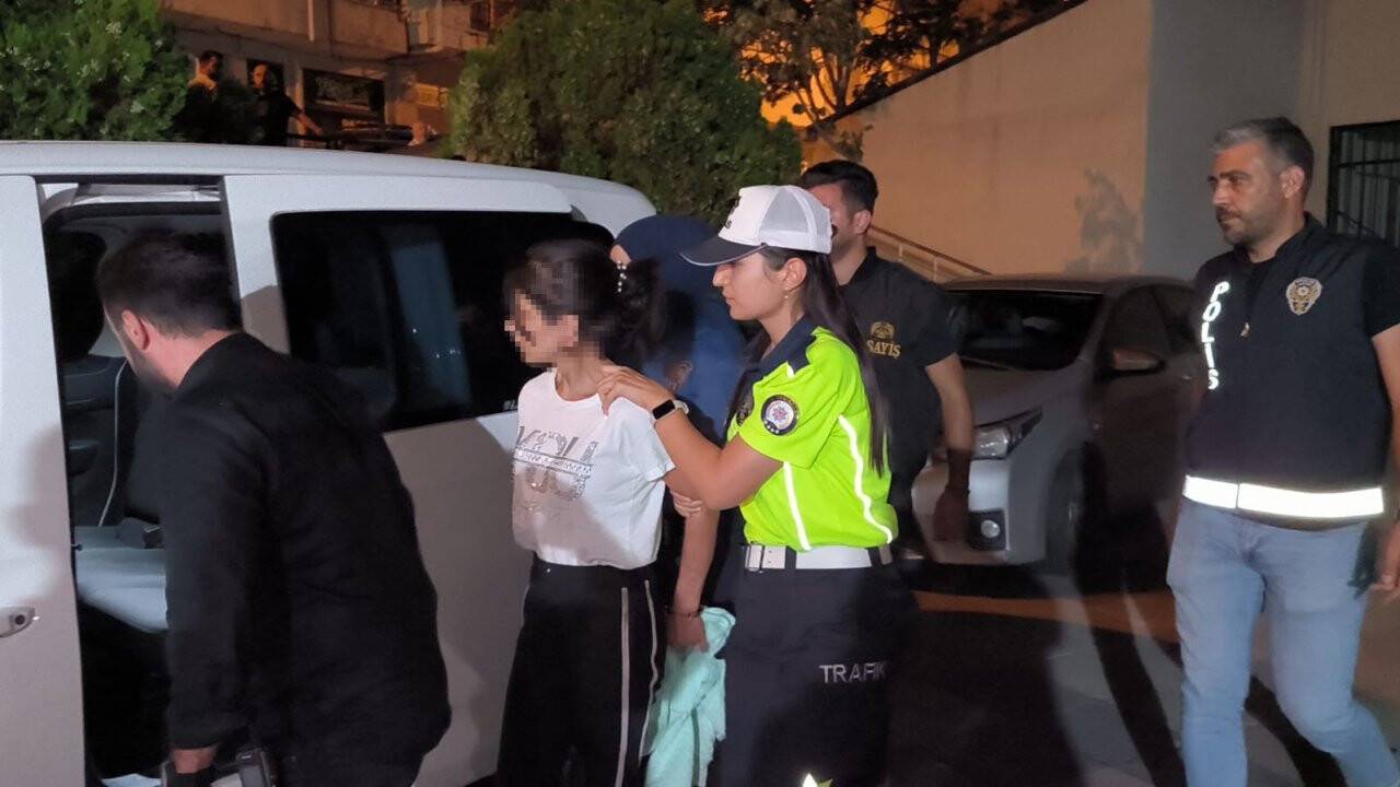 2 yaşındaki bebeğini öldüresiye dövdü: Anne tutuklandı