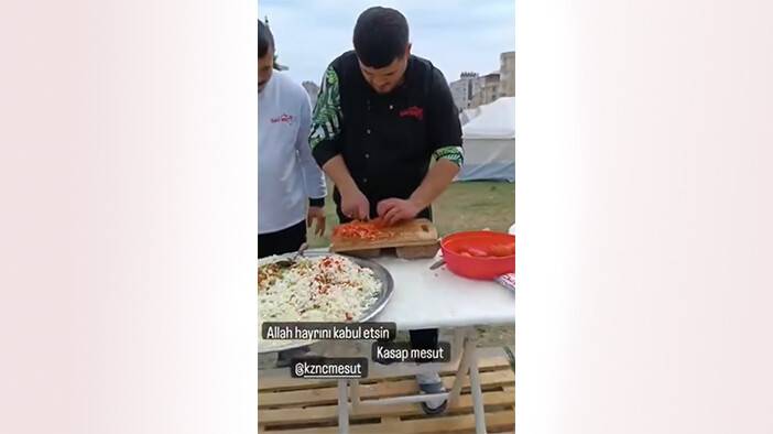Sopayla öldürülen gencin depremzedelere yemek pişirdiği anlar ortaya çıktı (VİDEOLU)