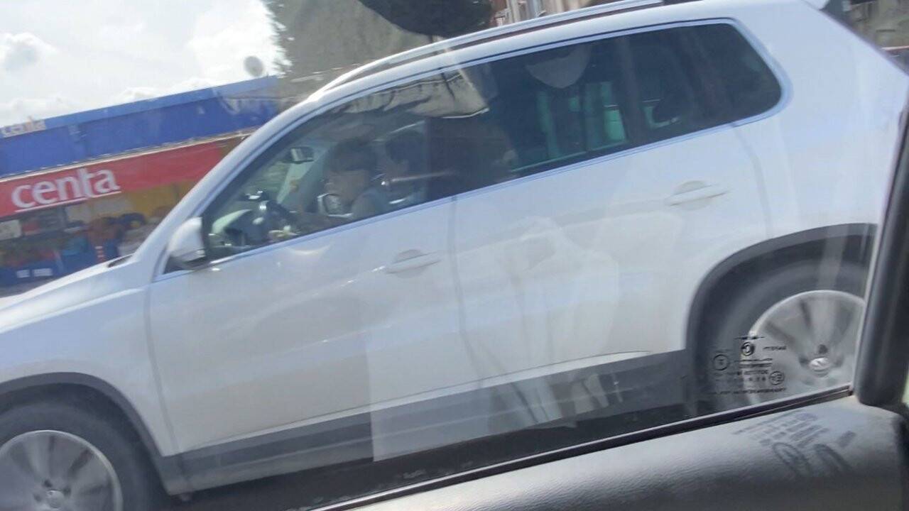 Kucağında çocukla cip süren kadına bin 380 lira ceza