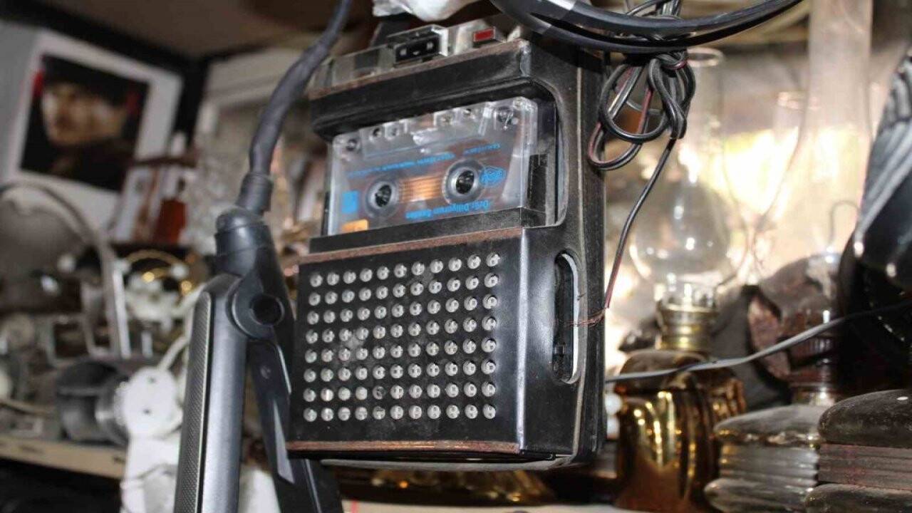 Tozlu raflarda meraklısını bekliyor