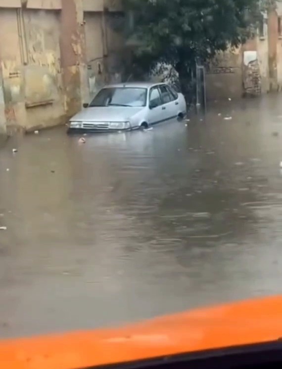 İstanbul’da sağanak yağış etkili oldu, yollar göle döndü