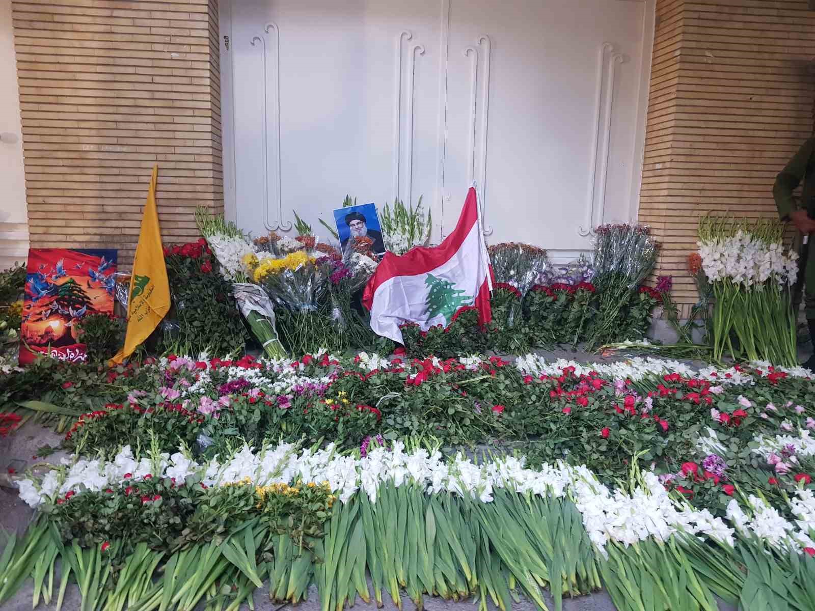 Lübnan’ın Tahran Büyükelçiliği önüne saldırılarda ölenler için çiçek bırakıldı