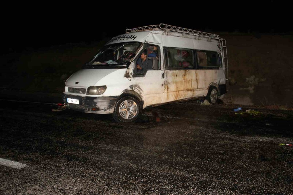 Konya’da tarım işçilerini taşıyan minibüs devrildi! Çok sayıda yaralı var