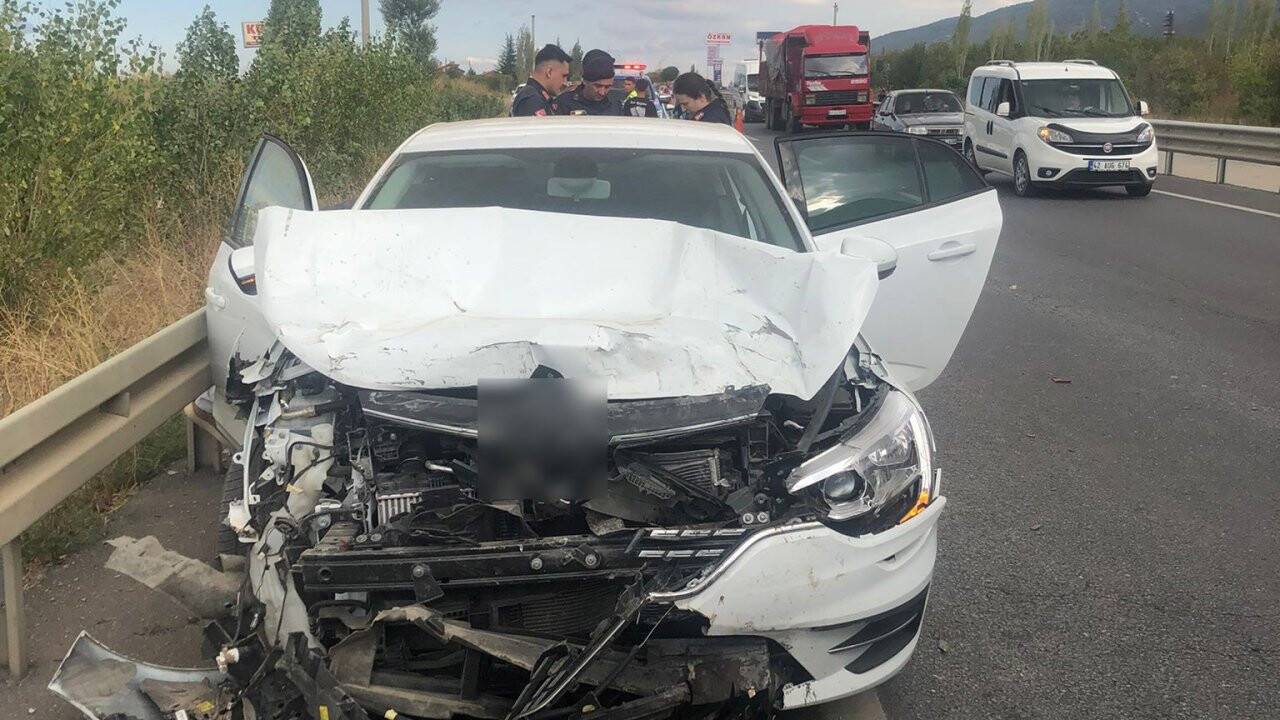 Konya’da iki otomobil çarpıştı!