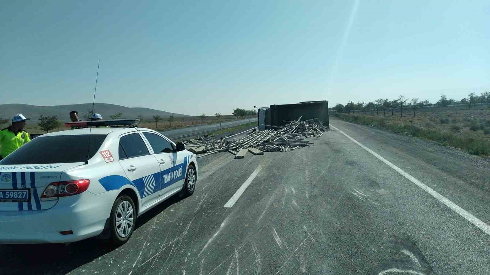 Konya’da lastiği patlayan kamyonet yol ortasına devrildi