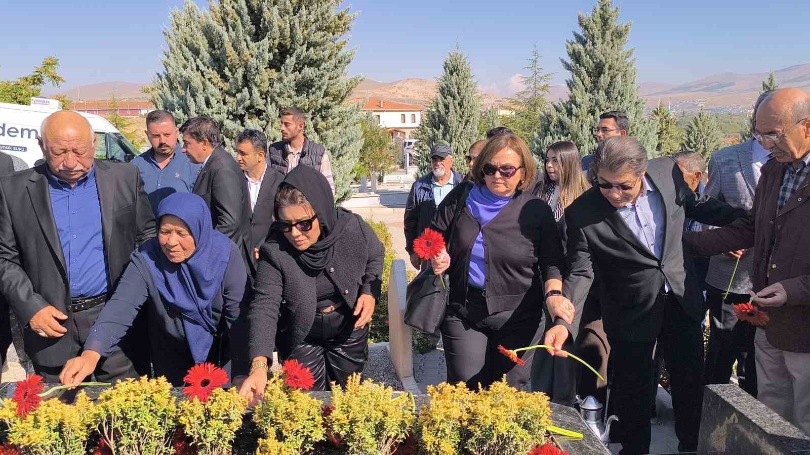 'Bozkırın Tezenesi' mezarı başında anıldı