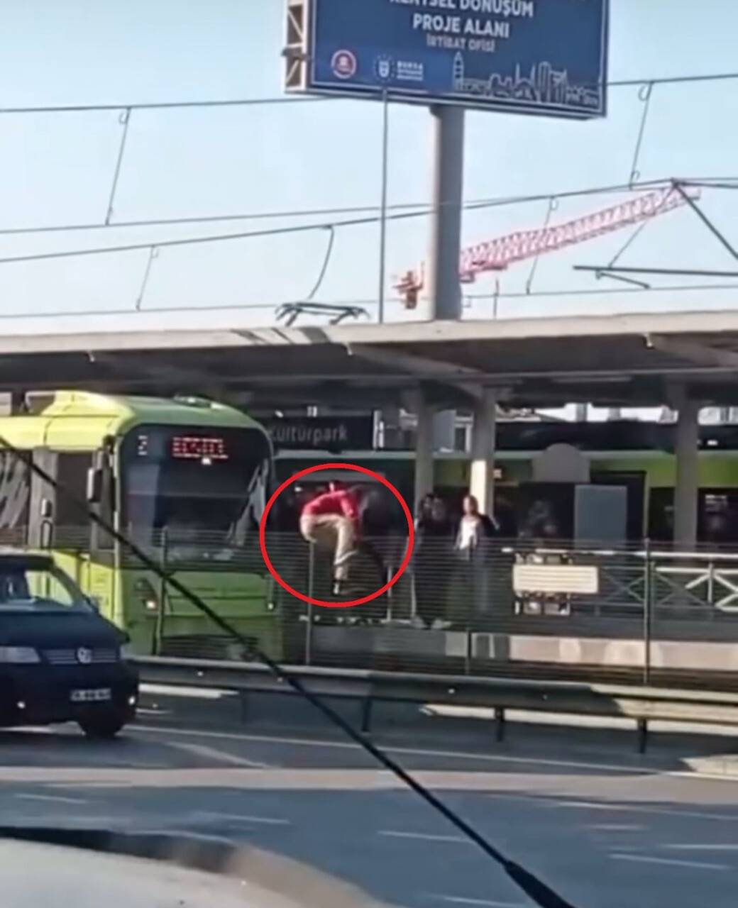 Kimse ne yaptığını anlayamadı: Yürekler ağza geldi, seferler aksadı (VİDEOLU)