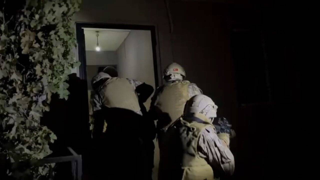 Magandalara şafak operasyonu: Kapılar koçbaşlarıyla kırıldı